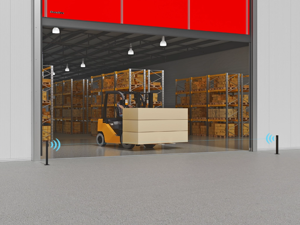 Выносные фотоэлементы на столбиках и сигнальные лампы.